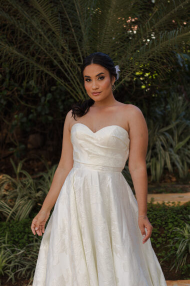 Vestido de noiva tomara-que-caia champagne em tecido brocado.