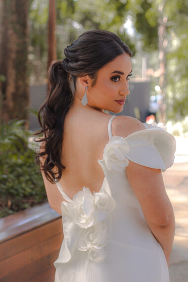 vestido de noiva off white com fundo ivory - atelier white dress