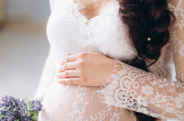 noiva grávida com vestido de renda