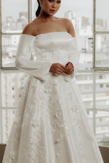 Vestido de noiva minimalista com aplicações florais em 3D.