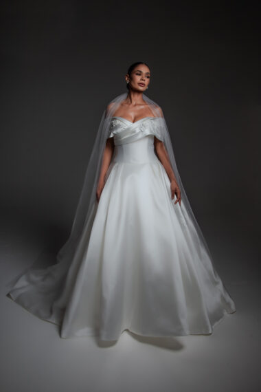 Vestido de noiva minimalista em mikado com bordados no decote ombro-a-ombro - Atelier White Dress