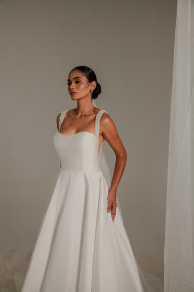 Vestido de noiva minimalista evasê com decote lateral e bordados - Atelier White Dress