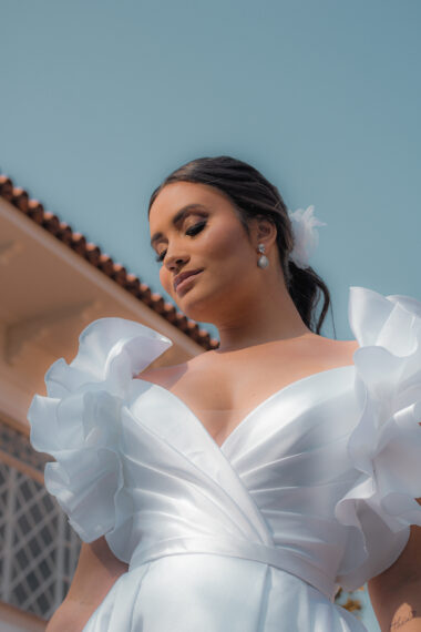 Vestido de noiva minimalista com decote drapeado e babados - Atelier White Dress