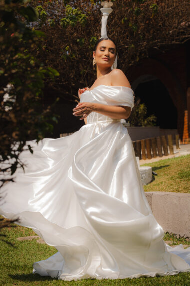 Vestido de noiva minimalista fluido em cetim com decote assimétrico - Atelier White Dress