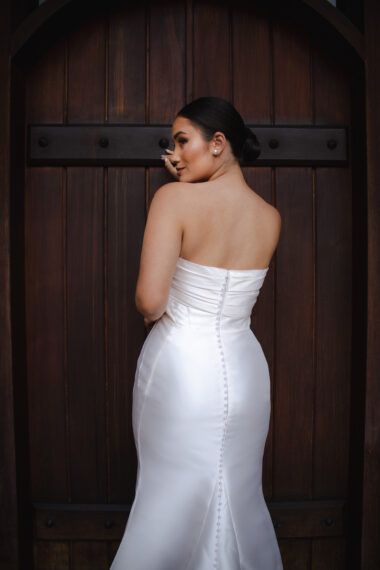 Vestido de noiva minimalista sereia com botões nas costas - Atelier White Dress