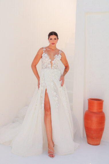 Vestido de noiva com decote profundo e fenda lateral - Atelier White Dress
