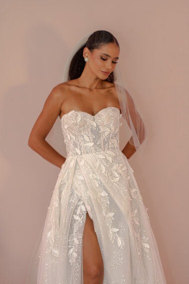 Vestido de noiva com decote tomara que caia e fenda lateral - Atelier White Dress