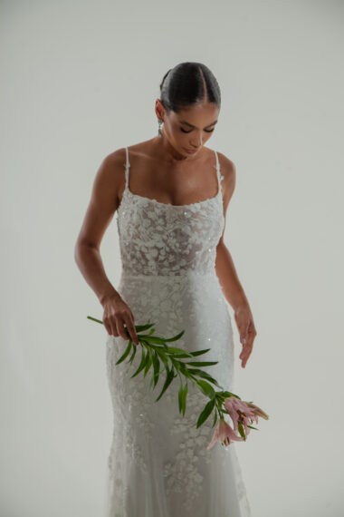 Vestido de noiva com alças e bordados em micro paêtes - Atelier White Dress