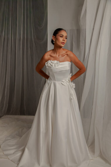 Vestido de noiva minimalista com flores 3D - Atelier White Dress