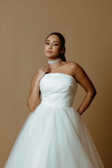 produção para noiva moderna e fashionista com acessório chocker, rabo de cavalo e vestido princesa do atelier white dress.