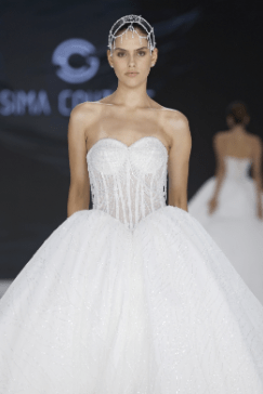 vestido de noiva princesa com cintura basque durante desfile da barcelona bridal fashion week 2026. 