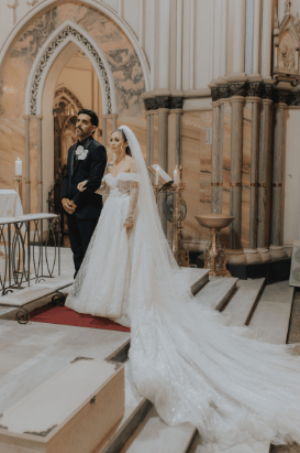 noiva do atelier white dress se casando com vestido princesa em igreja,
