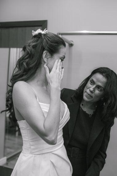 noiva chorando dde alegria com o vestido