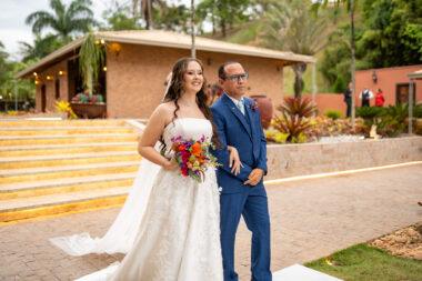 noivas com o mesmo vestido em composições diferentes