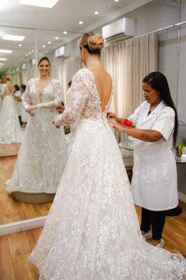 noiva em prova de ajuste de vestido