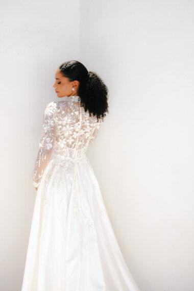 vestido de noiva com aplicação de renda sobre tule